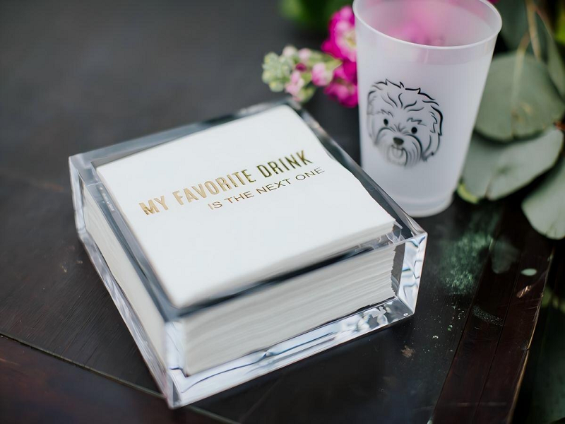 Khăn ăn cocktail khác với các loại khăn ăn khác như thế nào về kích thước và chức năng?